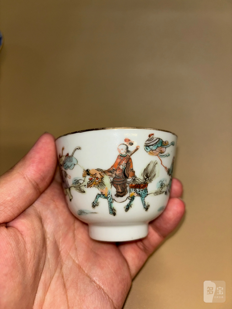 清 粉彩人物纹杯、青花花卉纹盘一组两件 - 图2